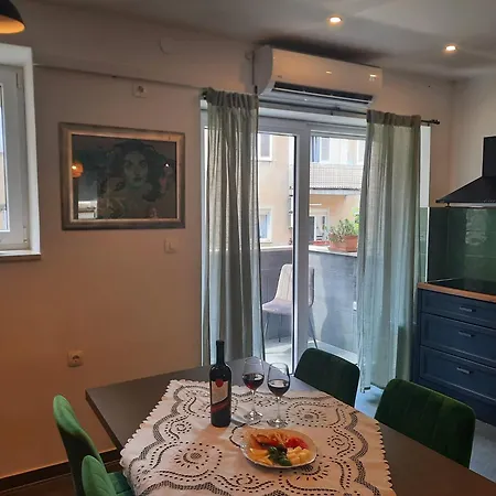 Apartment Home *