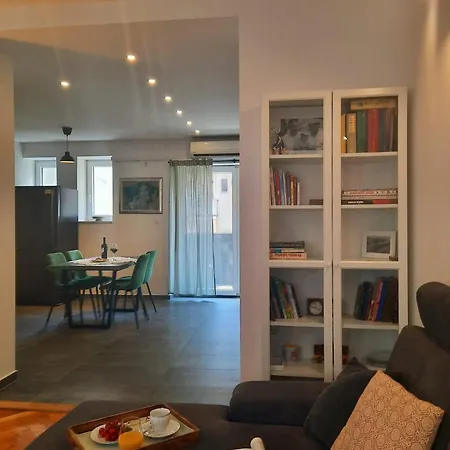 Home 아파트 스플리트
