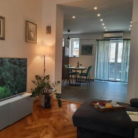 Home 아파트 스플리트